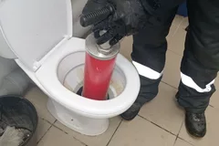 Устранение засора в туалете
